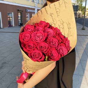 Букет из 15 роз Шангрила в крафте (60 см) в Красногорске