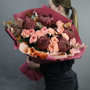 Букет "Осенний блюз" из хризантем Бигоуди, диантусов, скиммии и роз Риджентс парк в Красногорске