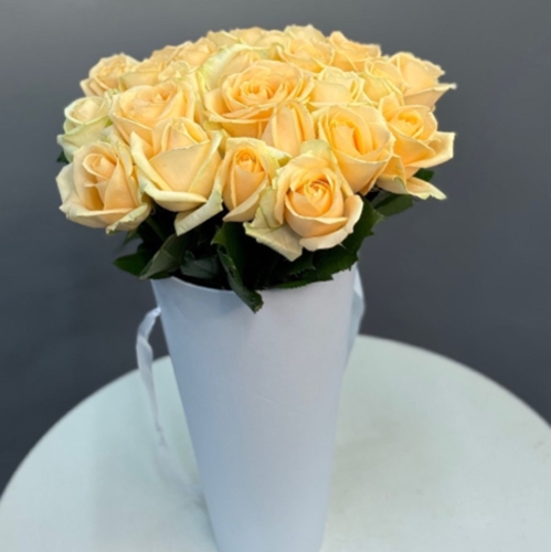 25 кремовых роз в конусе в Красногорске