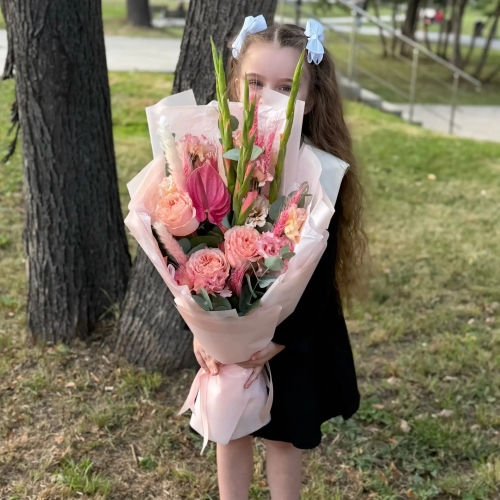 Букет на 1 сентября с гладиолусами, розами и антуриумом в Красногорске