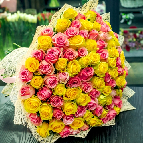 Букет из 101 розовой и лимонной розы (50 см) в Красногорске