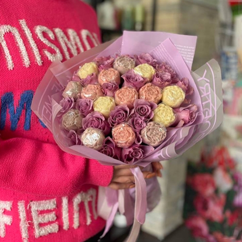 Букет из роз и шоколадных пионов в Красногорске