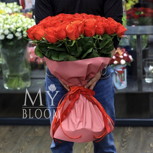 Букет 51 коралловая роза (60 см) в Красногорске