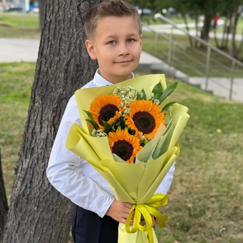 Букет на 1 сентября из 3 подсолнухов и лимониума в Красногорске