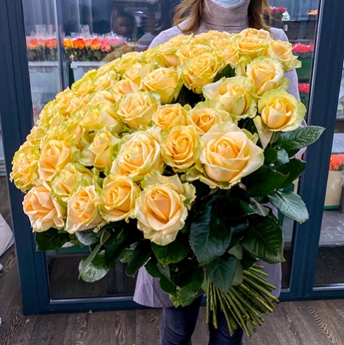 75 роз Аваланж (70 см) в Красногорске