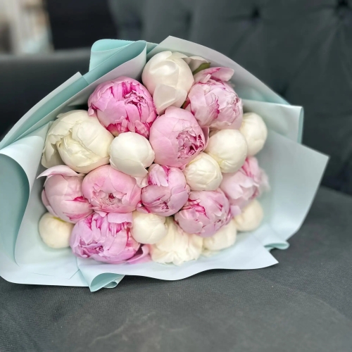 Микс из 19 бело-розовых пионов в Красногорске