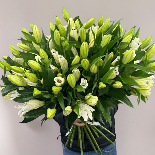 Объемный букет из 27 ароматных белых лилий в Красногорске