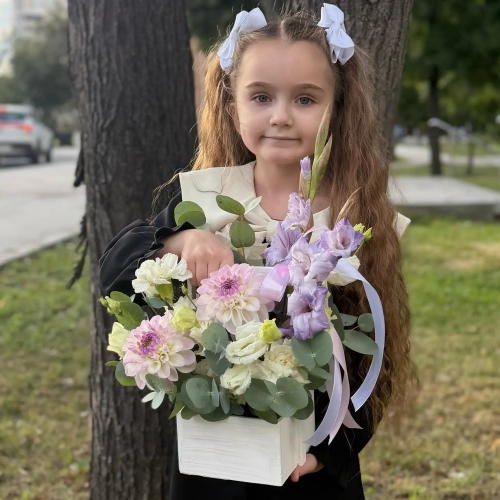 Композиция с георгинами на 1 сентября в белом ящике в Красногорске