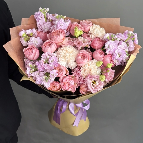 Букет "Амели" из ароматных маттиол, пионовидных кустовых роз Джульетта  эустом и диантусов в Красногорске