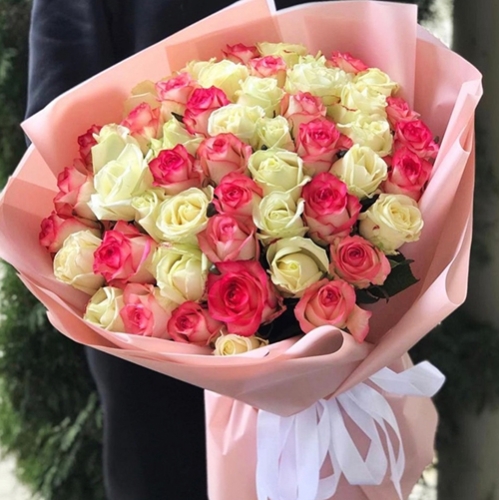 Букет "Первый поцелуй" из 59 Джумилии и белых роз микс (50 см) в Красногорске