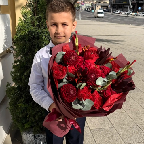 Букет с георгинами, розами и леукадендроном в Красногорске