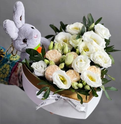 Композиция в коробке сердца из шоколадных пионов и эустом в Красногорске